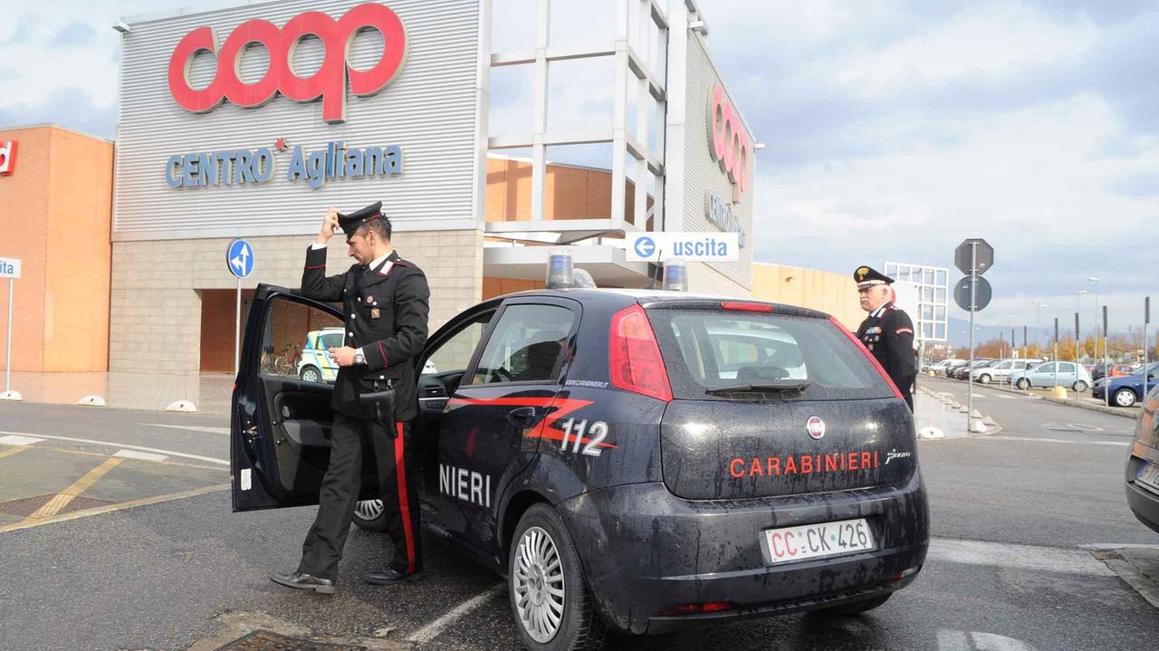 Carabinieri al centro commerciale Coop e Mediaworld di Agliana (foto Gori)