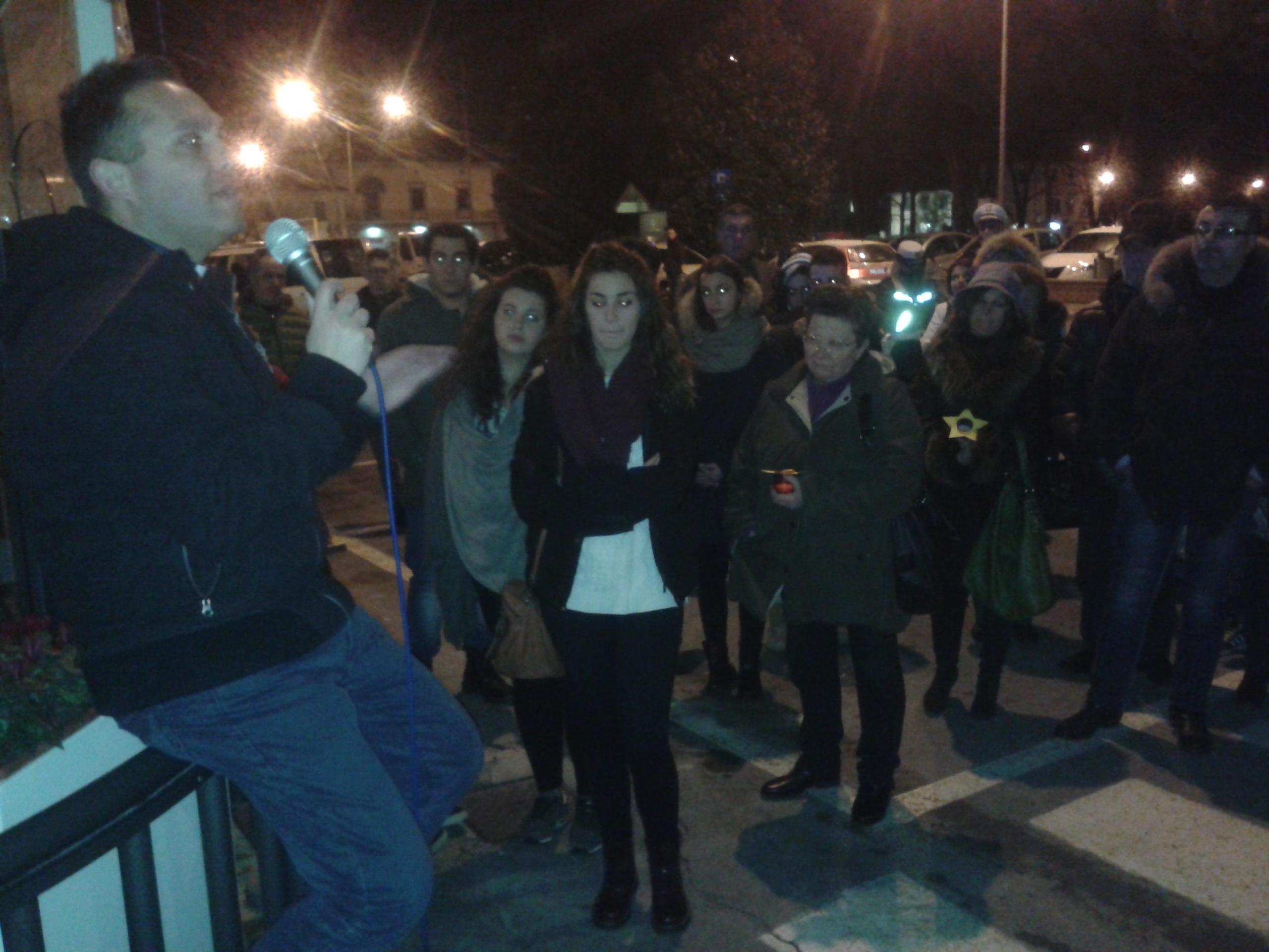 Don Roberto parla nel giorno della commemorazione della ragazzina