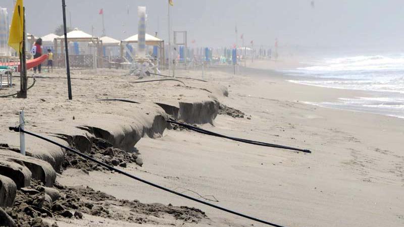 L'erosione della spiaggia a Poveromo, a meno di due chilometri da Forte dei Marmi