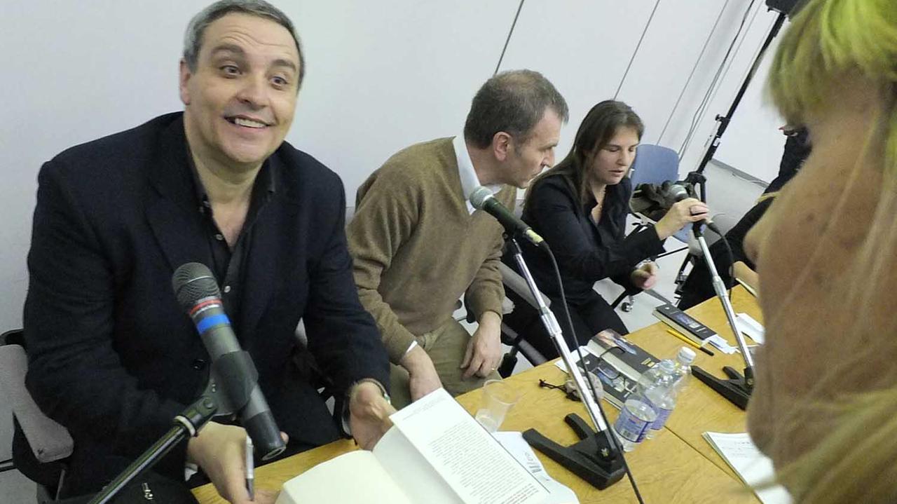 In primo piano Maurizio De Giovanni
