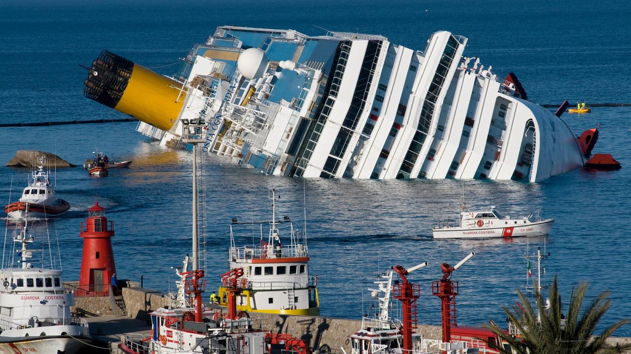 Un'immagine divenuta familiare della Concordia inclinata davanti al Giglio