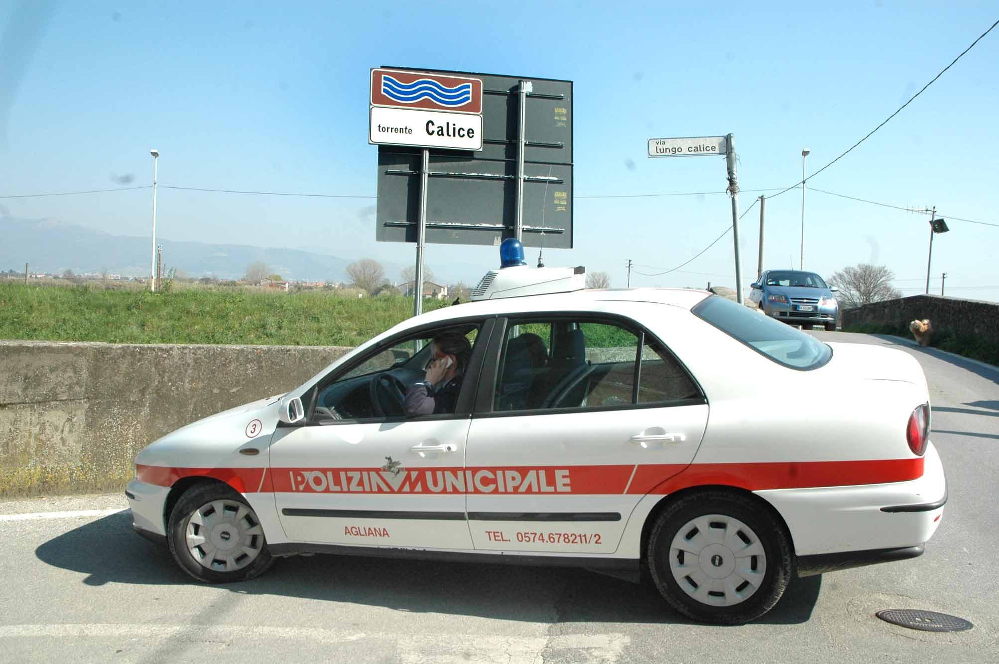 Un'auto della Polizia municipale di Agliana (foto d'archivio)