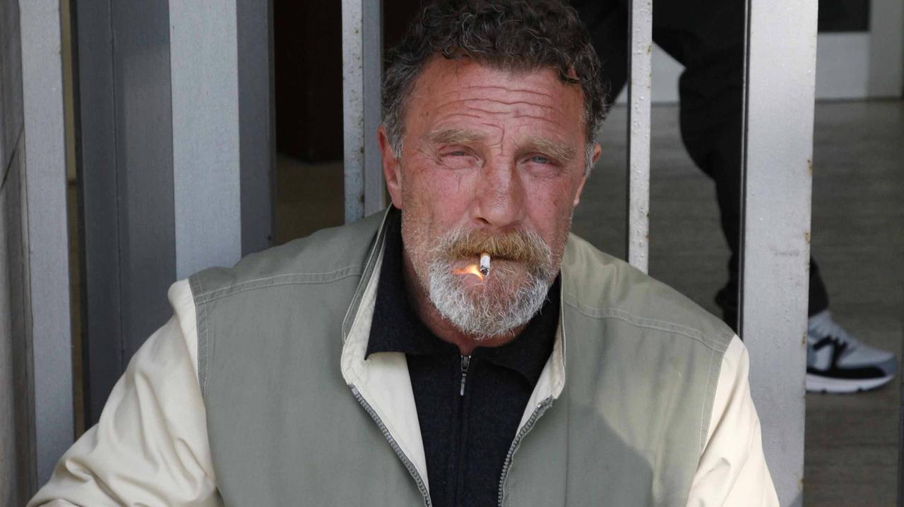 Francesco Tureddi incatenato davanti al Comune di Viareggio per avere una casa popolare