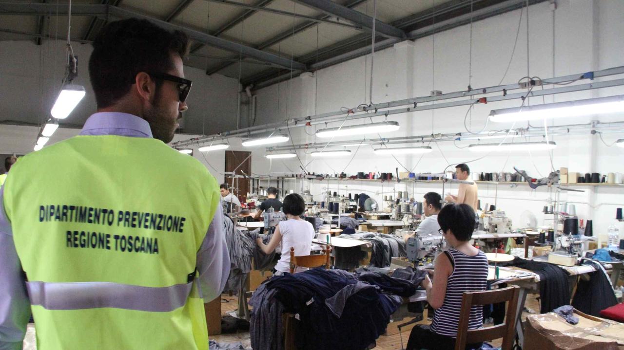 Controlli degli ispettori regionali in un'impresa cinese