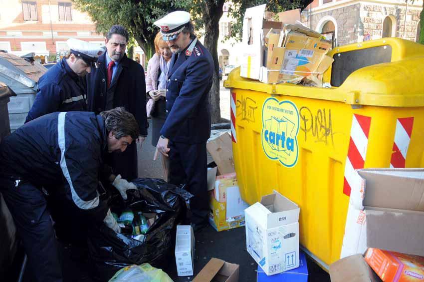 Controlli della polizia municipale in materia di rifiuti (foto d'archivio)