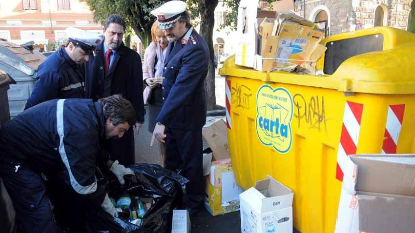 Controlli della polizia municipale in materia di rifiuti (foto d'archivio)