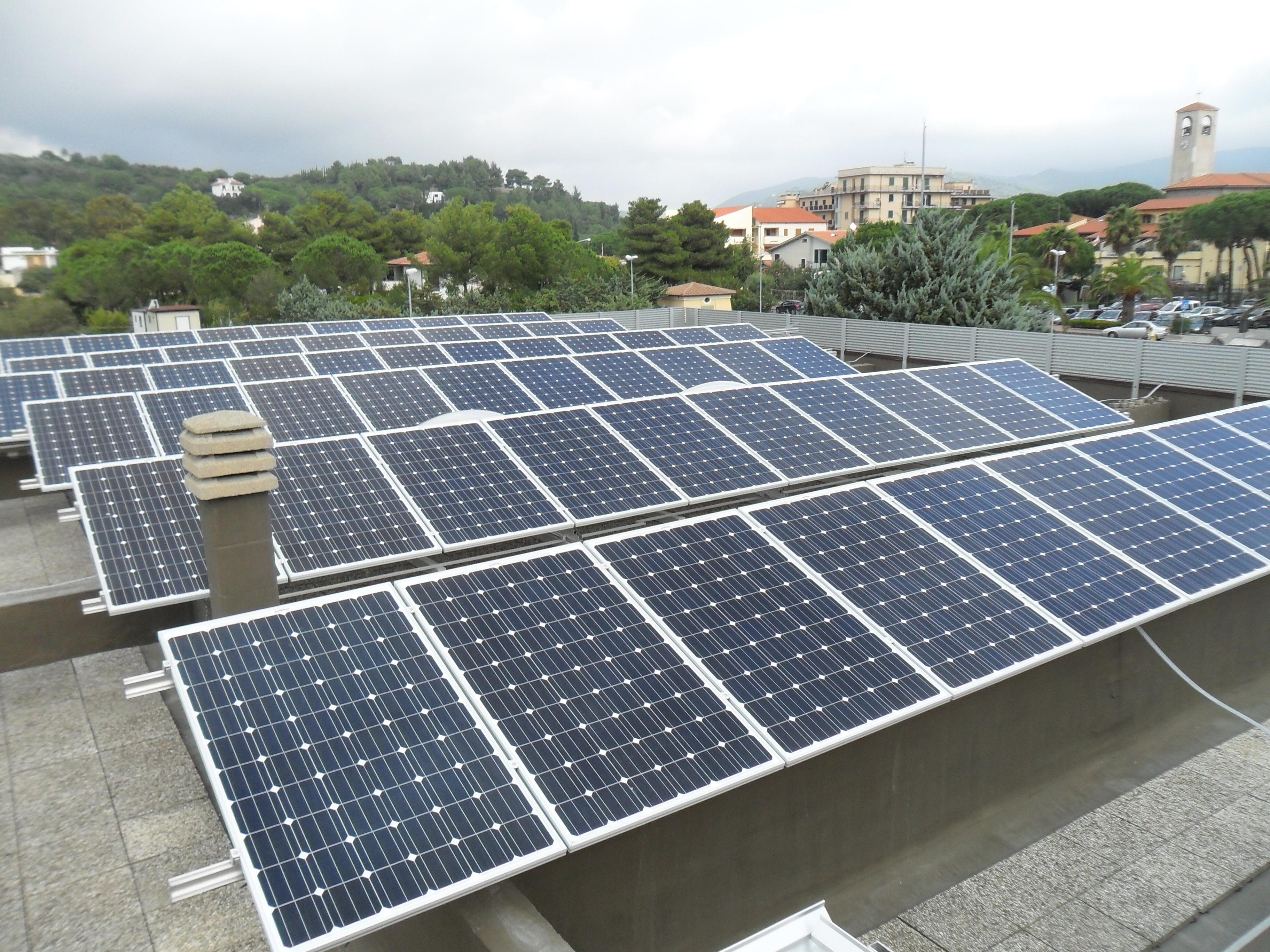 L'impianto fotovoltaico sul tetto dell'ufficio postale di Marina di Campo