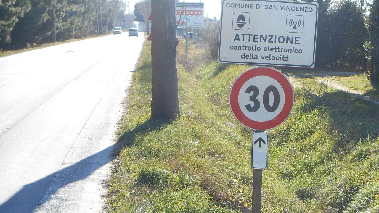 Uno dei cartelli che indicano il limite di velocità a 30 chilometri all'ora