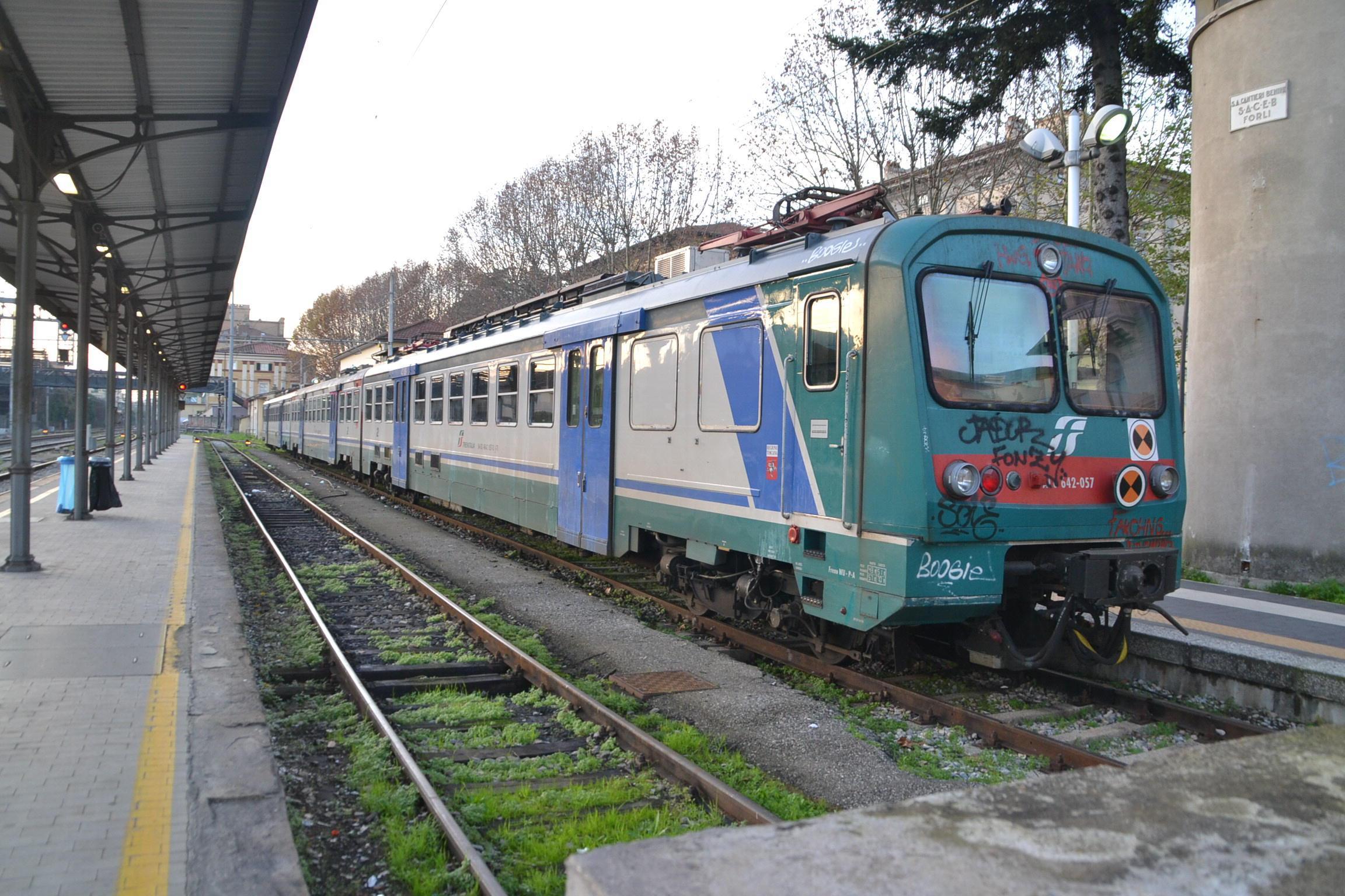 Atti osceni in luogo pubblico alla stazione ferroviaria 