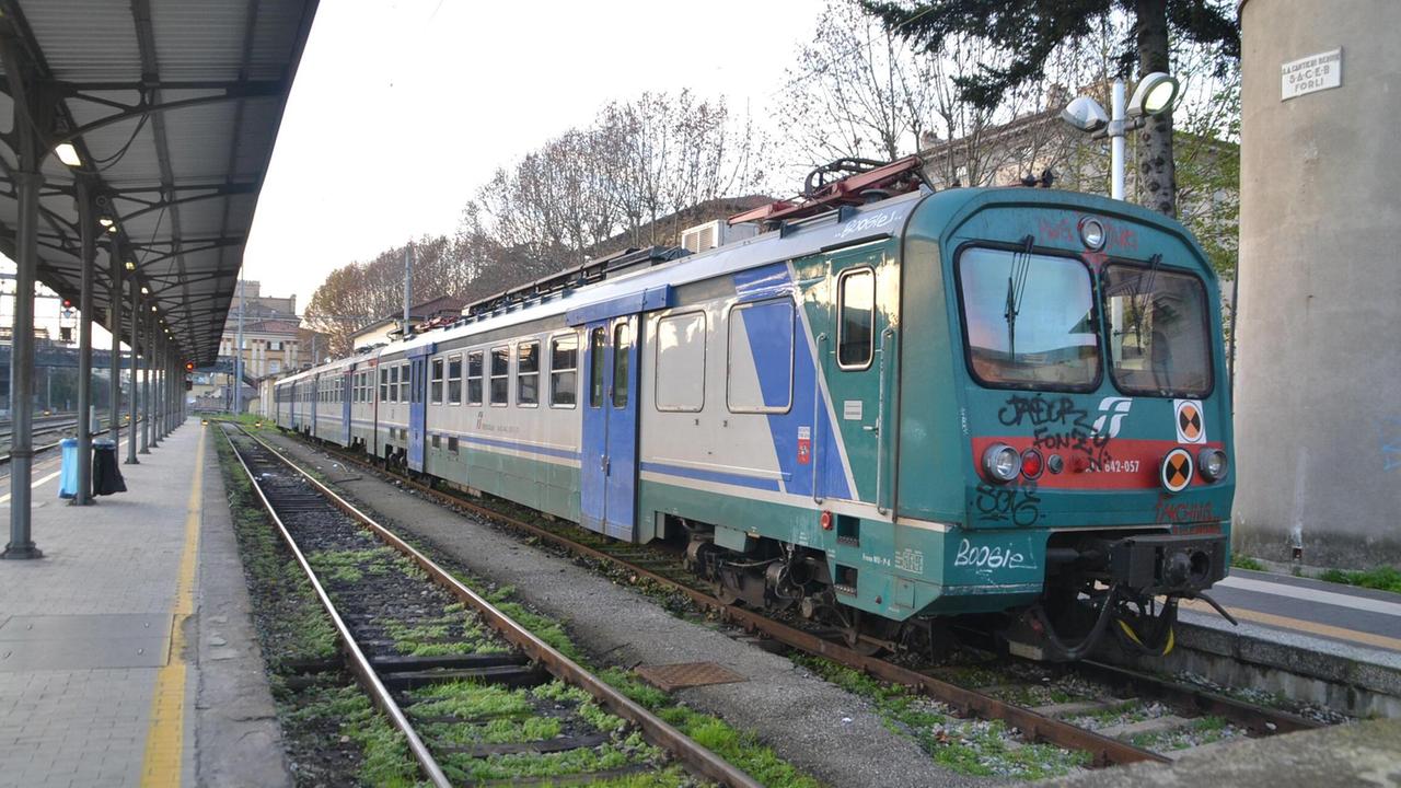 Atti osceni in luogo pubblico alla stazione ferroviaria