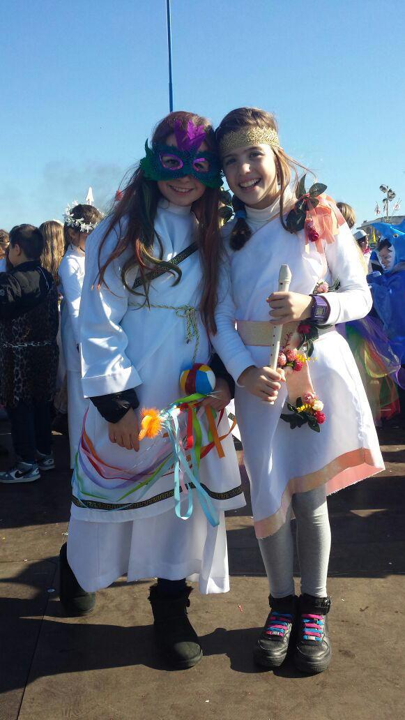 Giovedì grasso: alunni mascherati invadono la Passeggiata di Viareggio