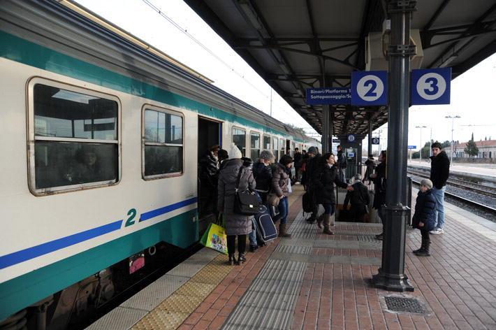 Prova a sganciare una carrozza di un treno sulla Lucca-Aulla 