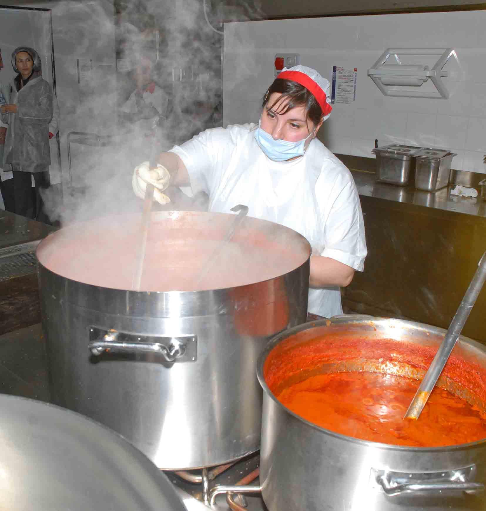 La cucina di una mensa 