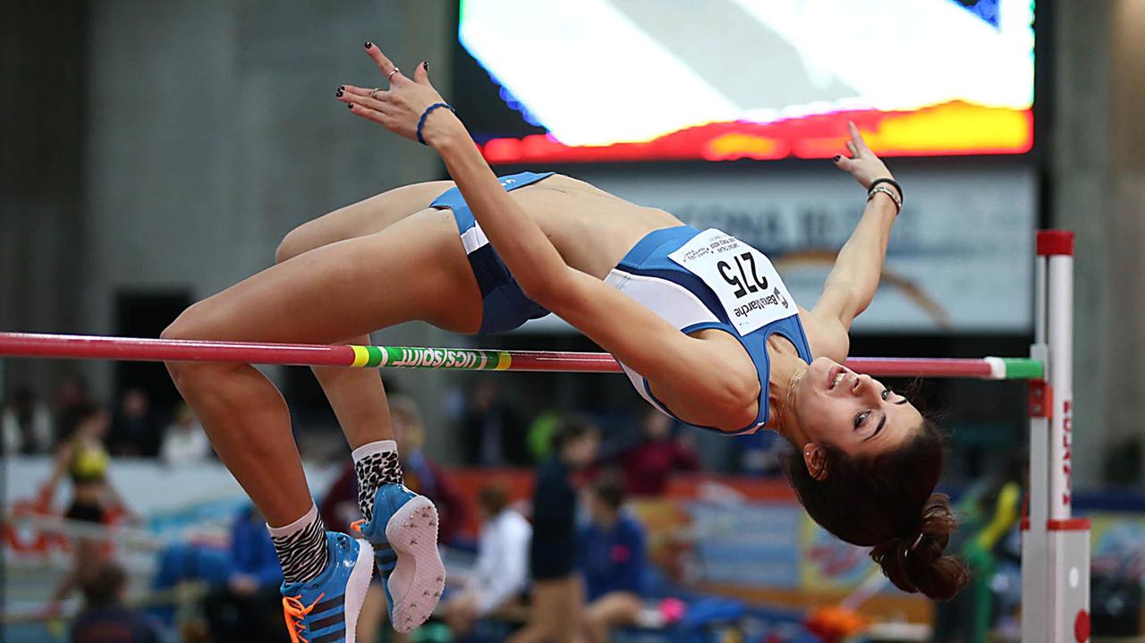 Anna Pau mentre supera l'asticella nel salto in alto