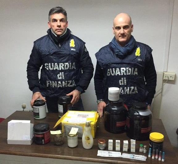 I finanzieri con la "merce" sequestrata al quarantasettenne grossetano 