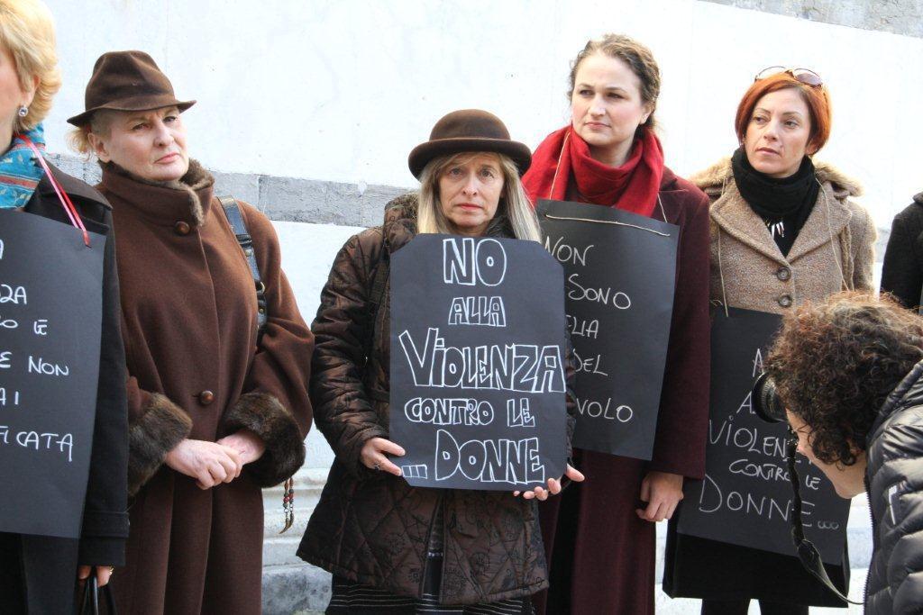Franca Franceschi, prima da sinistra, ad una manifestazione