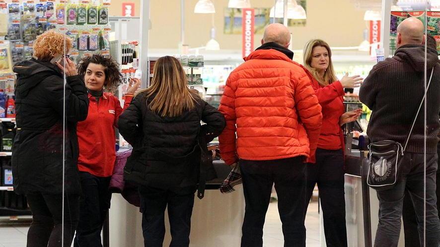 È caccia al rapinatore seriale