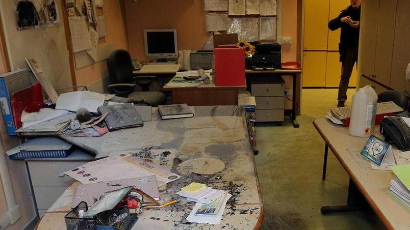 Getta benzina sulla scrivania e dà fuoco all’ufficio del Sert