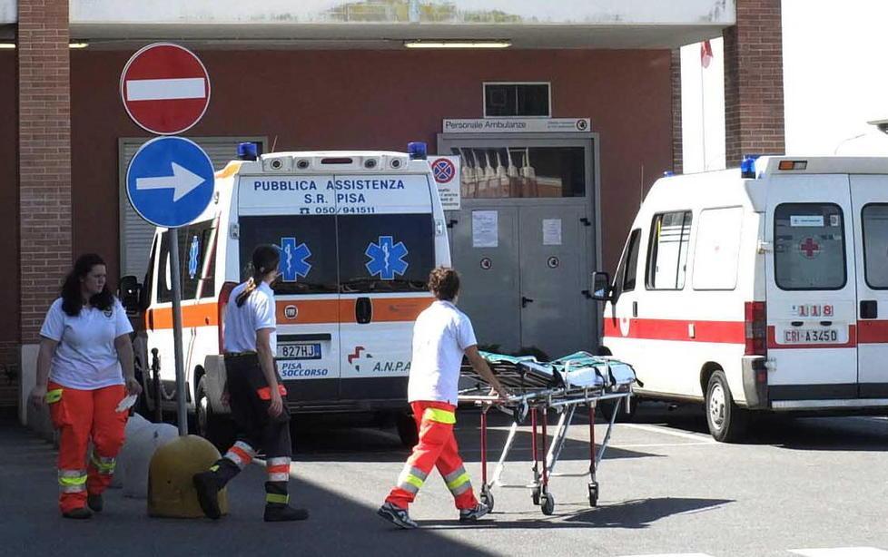Sbaglia bottiglia e beve detersivo da bucato 