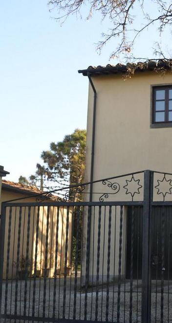 Precipita dal tetto mentre ripara alcune tegole 