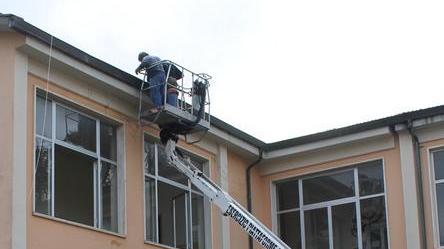 Cucine Isi nell’ex elementare, opposizione all’attacco