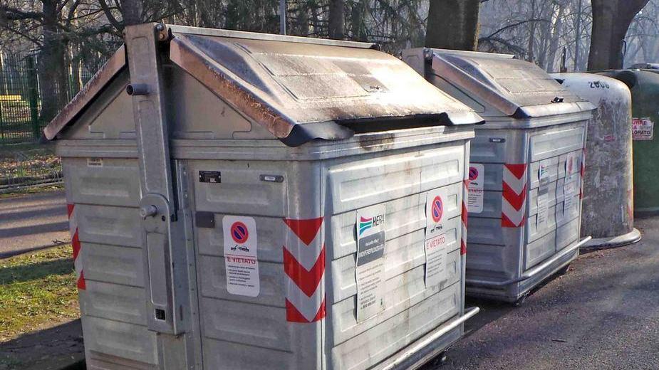 Piromani incendiano cassonetto