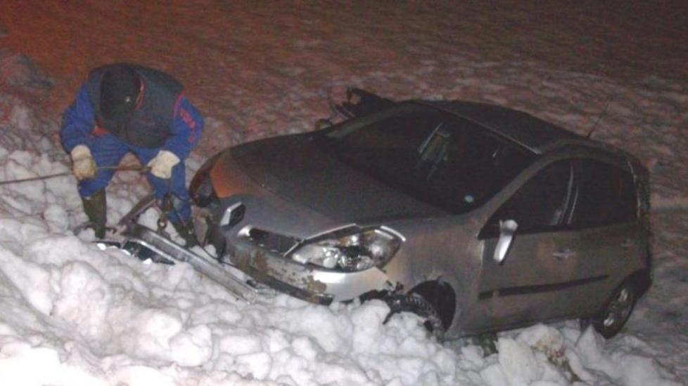 Auto fuori strada, ragazza ferita