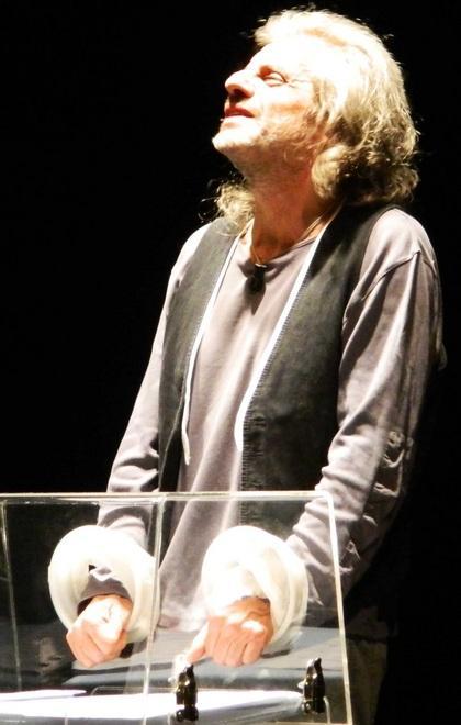 “Nessi”, l’ironia di Bergonzoni diventa denuncia 
