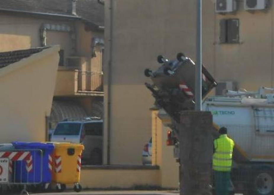 «Noi differenziamo e loro mescolano» 