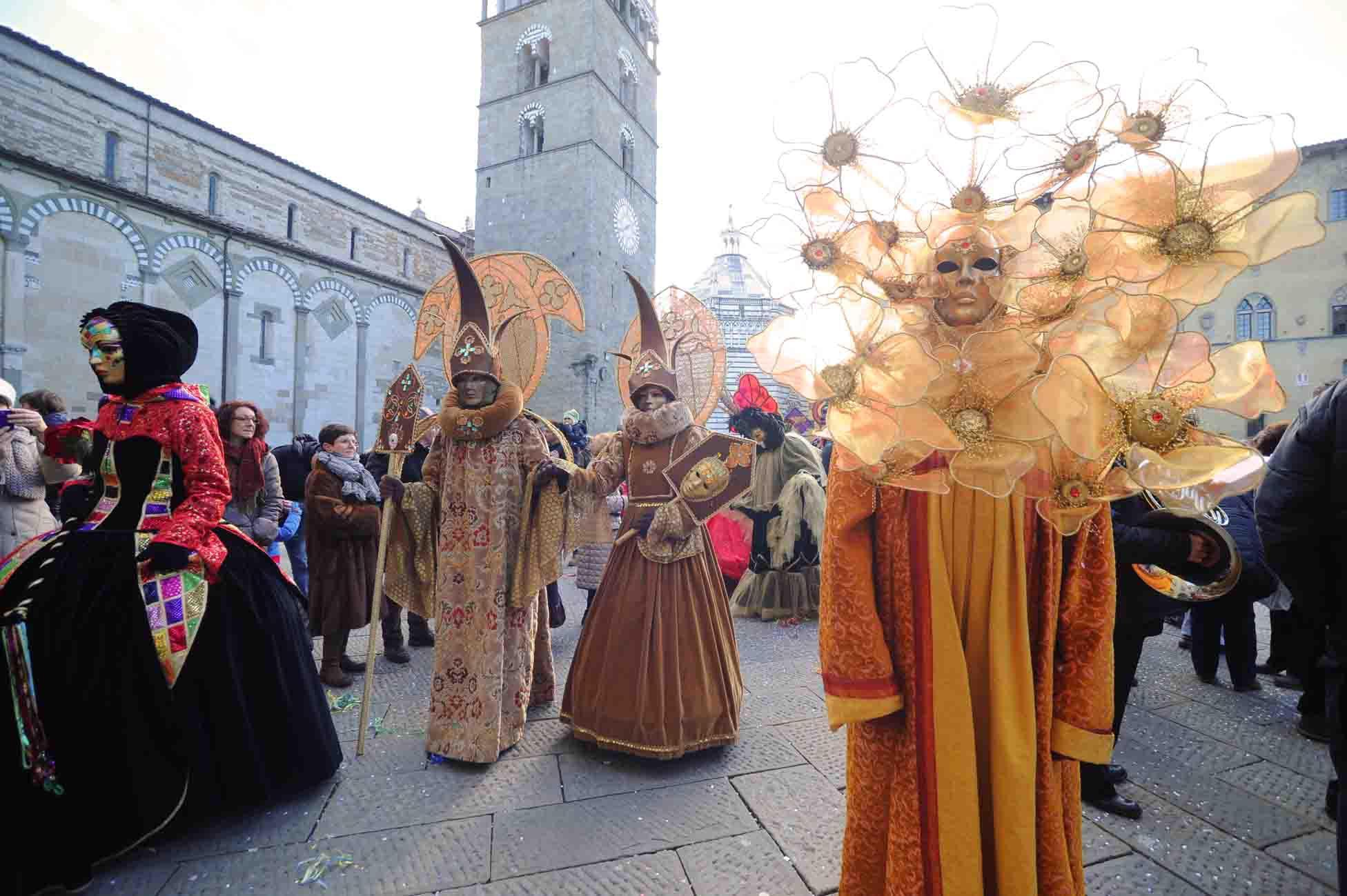 Carnevale 2013, le maschere sfilano in piazza del Duomo (foto Gori)