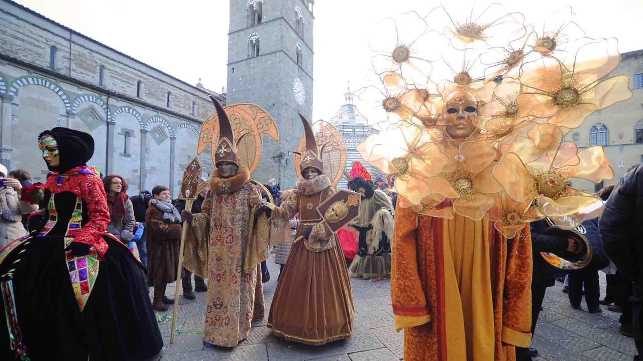 Carnevale 2013, le maschere sfilano in piazza del Duomo (foto Gori)