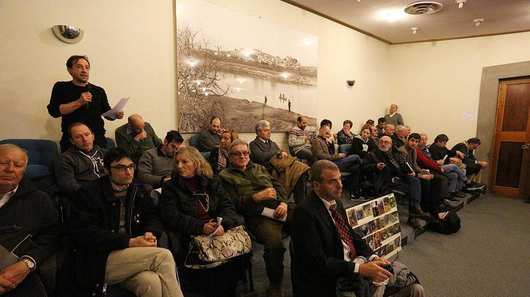 Decine di persone hanno partecipato al consiglio comunale aperto sui rifiuti (foto Agenzia Carlo Sestini)