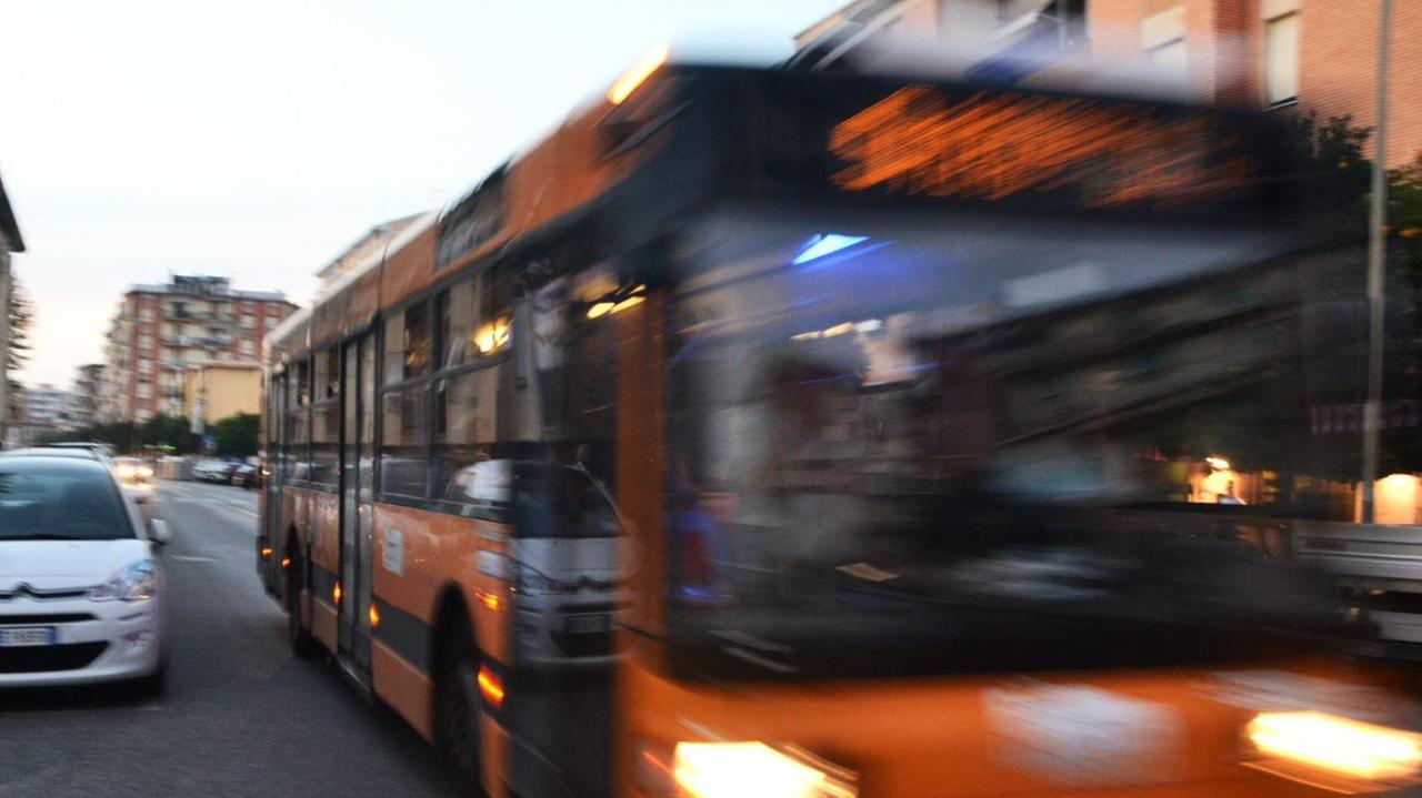 Aggredisce il conducente e gli strappa la collanina