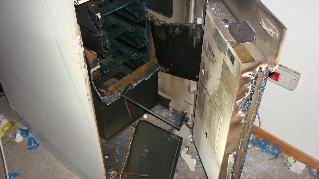 Il bancomat tagliato con la fiamma ossidrica