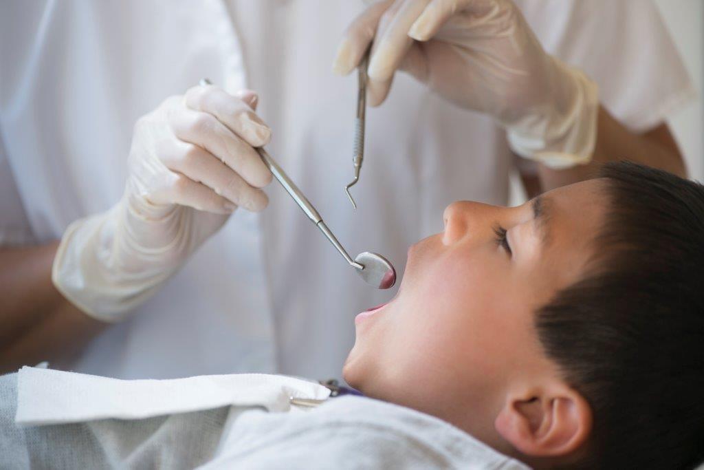 Un bambino dal dentista (foto di archivio)