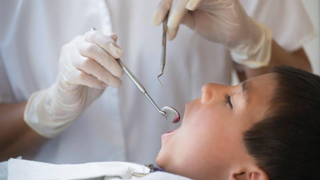 Un bambino dal dentista (foto di archivio)