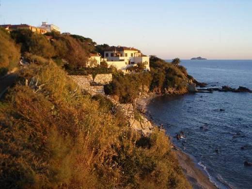 Un'immagine della Villa il Canaletto sul promontorio che chiude il golfo di Salivoli e lo separa dalla Punta di Cittadella
