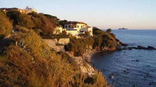 Un'immagine della Villa il Canaletto sul promontorio che chiude il golfo di Salivoli e lo separa dalla Punta di Cittadella