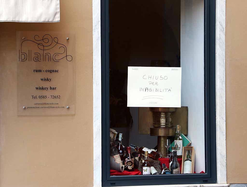 Il locale chiuso per inagibilità in piazza Alberica