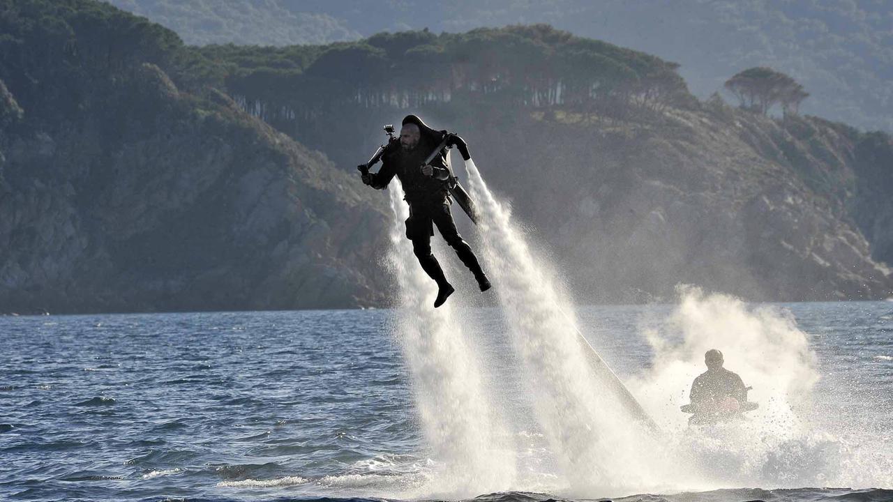 L'esercitazione di volo sull'acqua davanti all'Enfola (foto di Giò Di Stefano)