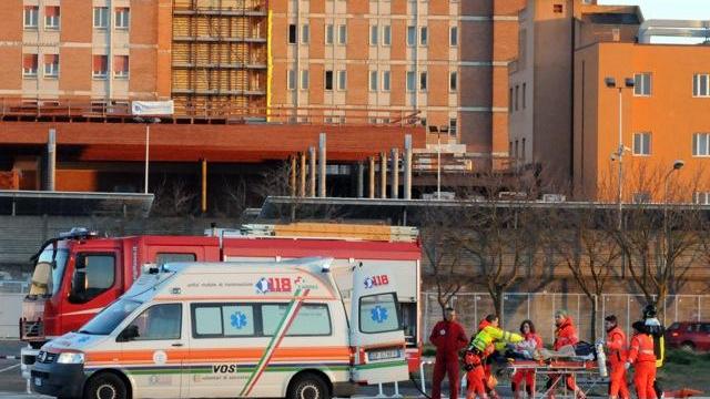 La corsa dei soccorritori verso l'ospedale