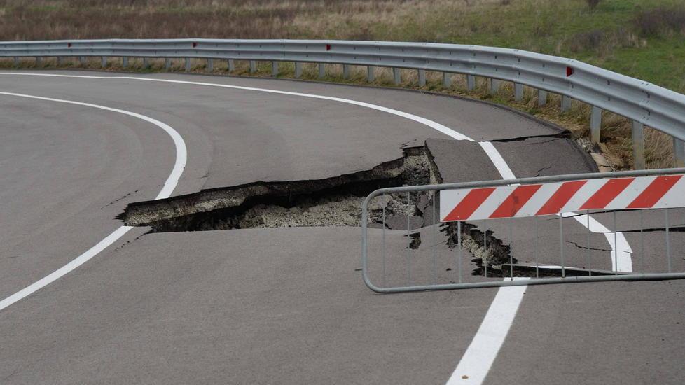 Le frane lungo la variante per Castelnuovo