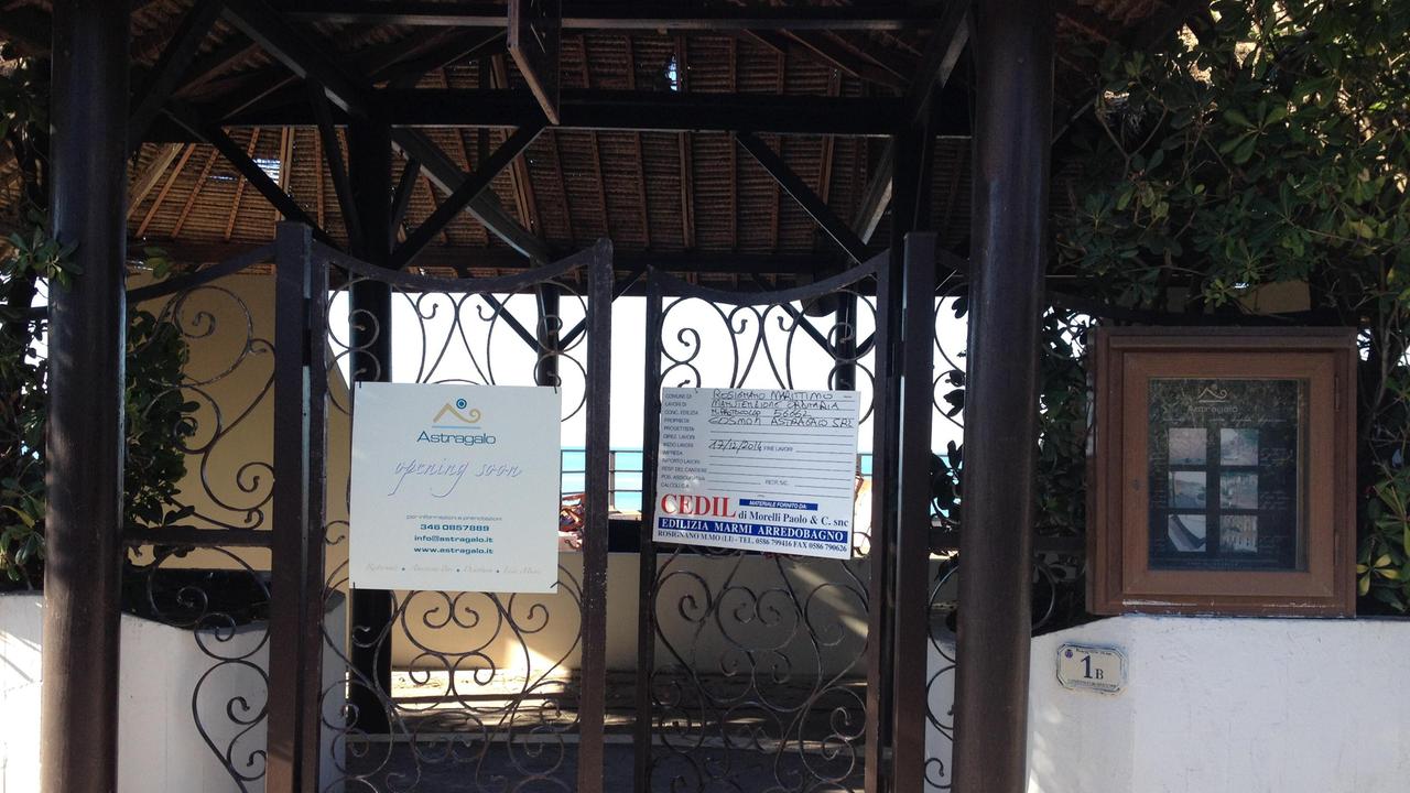 L’ingresso dell’Astragalo, con il cartello dei lavori in corso