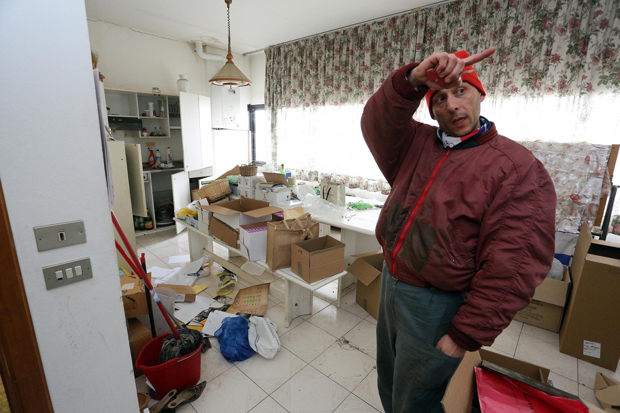 Samuele Mercuri all’interno dei locali “visitati” dalla banda nella notte (Foto Agenzia Carlo Sestini)