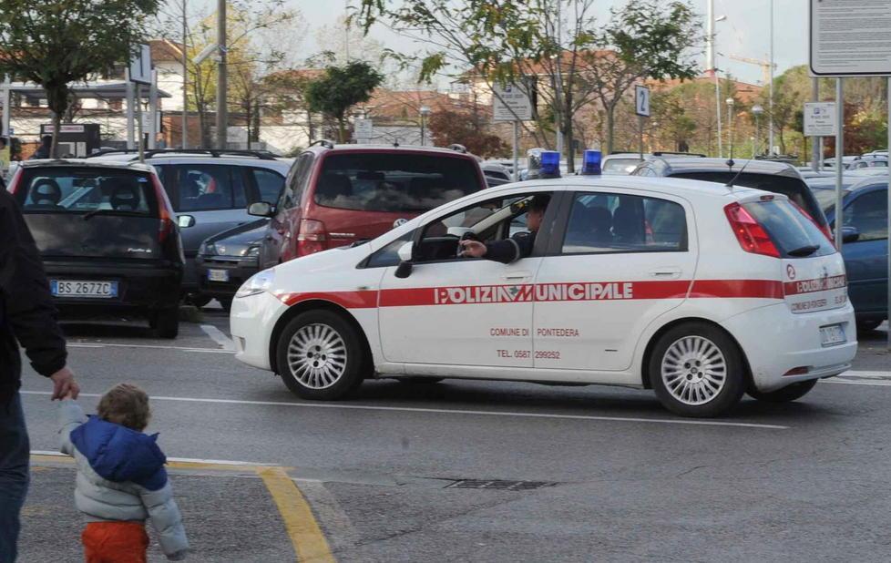 Operatori di quartiere al lavoro in piazza della Solidarietà
