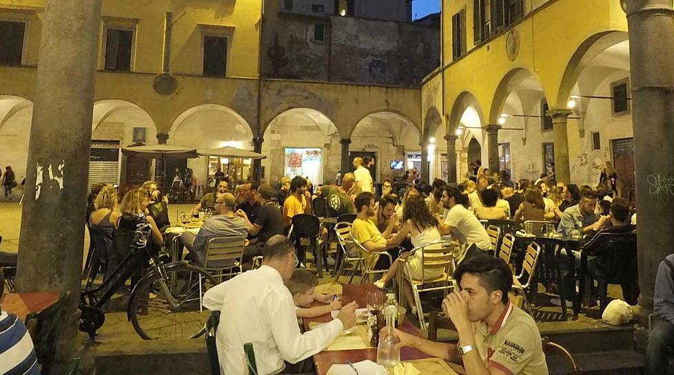 Getta orina tra i tavoli dei clienti e finisce a botte