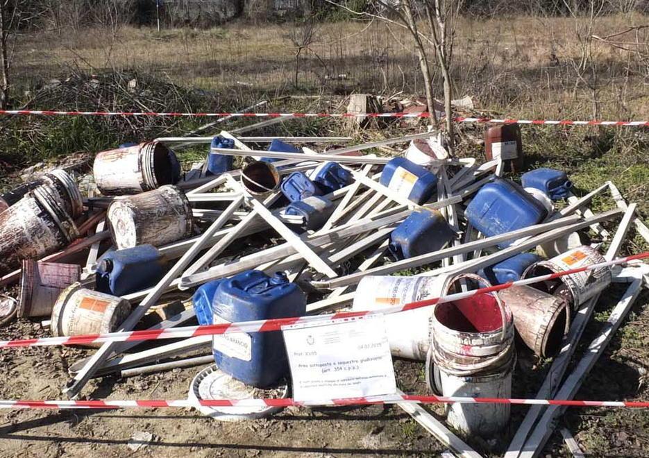 Sequestrata una discarica con taniche di solventi 