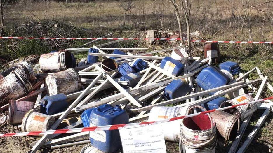 Sequestrata una discarica con taniche di solventi