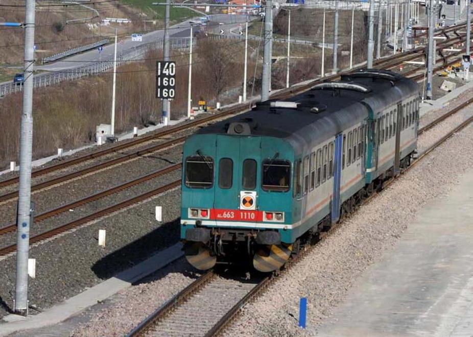 Tenta di sganciare la carrozza di un treno 
