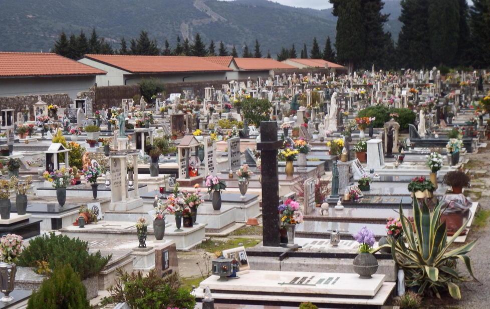 Cimitero, sos loculi «Dov’è finito il vecchio progetto?» 